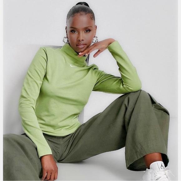 NWT Nike Women's Activewear Long Sleeve Mock Neck Layering Tee in Green sz M - Picture 1 of 16